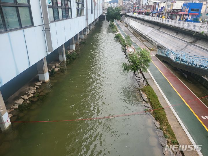 [부산=뉴시스] 이동민 기자 = 지난 20일 오후부터 21일 오전까지 기습 호우로 불어난 부산 온천천. 지난 20일 온천천에 불어난 물에 휩쓸려간 여성 실종자 수색을 위해 안전로프(아래)가 설치돼 있다. 2023.09.21. eastsky@newsis.com