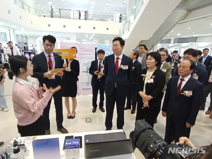 [원주=뉴시스] 김의석 기자 = 21일 오전 강원 원주시 의료기기종합지원센터 상설전시장에서 열린 강원의료기기전시회 개막식에서 원강수 시장, 정은영 보건복지부 정책국장, 이재용 시의장 등을 비롯한 내빈들이 전시회장 관람시간을 갖고 지역 우수 업체들의 제품 홍보 활동을 직접 체험 하고 있다. 제 19회 강원의료기기전시회 GMES 2023은 이달 21~22일 원주테크노밸리 내 상설전시장에서 의료산업 발전과 해외바이어 상담 등 기업 판로 확대, 첨단 의료 강국 도약 등을 목표로 마련됐다. 2023.09.21. cw32784@newsis.com