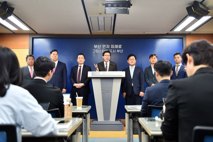 [부산=뉴시스] 박형준 부산시장(가운데)과 부산 디지털자산거래소 설립 추진위원들이 지난 9월 21일 오전 시청 기자회견장에서 설립 방안에 대해 설명하고 있다.(사진=부산시 제공) *재판매 및 DB 금지