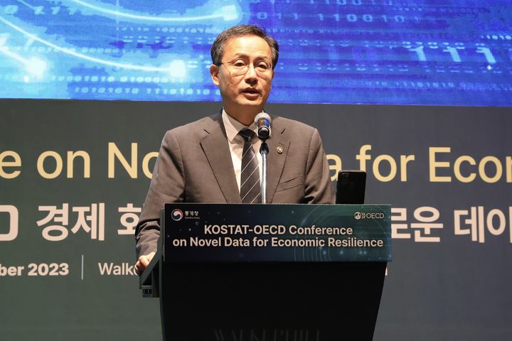 [서울=뉴시스] 이형일 통계청장이 21일 통계청-OECD 통계데이터국 공동 국제회의에서 개회사를 하고 있다. (사진 = 통계청 제공) 2023.09.21. *재판매 및 DB 금지