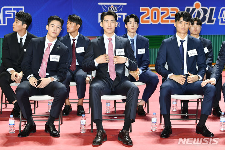 [서울=뉴시스]프로농구 신인 드래프트 1순위 문정현 (사진 = KBL 제공) *재판매 및 DB 금지