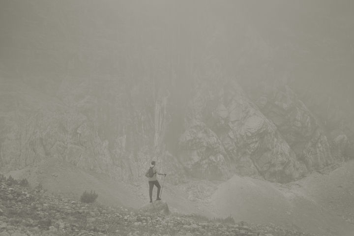 절벽앞에서_Im Wald_Vor der Felswand, Selbstportrt_2020 Erwin Olaf , 사진제공 공근혜갤러리 *재판매 및 DB 금지