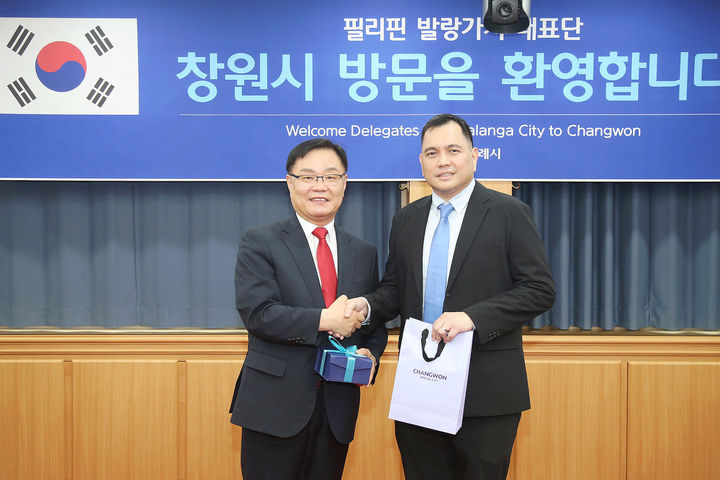 [창원=뉴시스] 강경국 기자 = 프란시스 가르시아 필리핀 바타안주 발랑가시장(오른쪽)이 21일 경남 창원시청에서 홍남표 시장과 악수를 하고 있다. (사진=창원시청 제공). 2023.09.21. photo@newsis.com *재판매 및 DB 금지