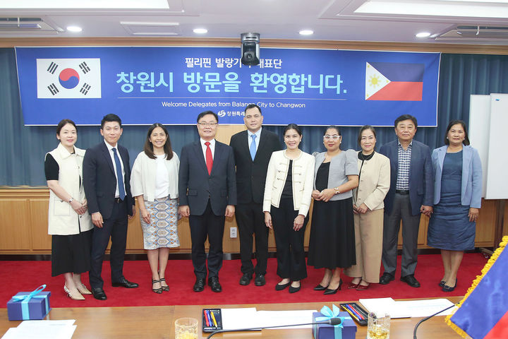 [창원=뉴시스] 강경국 기자 = 필리핀 바타안주 발랑가시 교류방문단이 21일 경남 창원시청을 방문해 홍남표 시장과 기념촬영을 하고 있다. 왼쪽부터 이지민 바탄주립대 글로벌센터장, 전재우 바탄주립대 교수, 마리아 가르시아 국회의원, 홍남표 창원시장, 프란시스 가르시아 발랑가시장, 라쿠엘 가르시아 관광협의회 위원장, 루비 산토스 바탄주립대 총장, 모니카 이포리토 바탄주립대 부총장, 박성호 창원시 체육회회장, 네리사 마테오 발랑가시 농업국장. (사진=창원시청 제공). 2023.09.21. photo@newsis.com *재판매 및 DB 금지