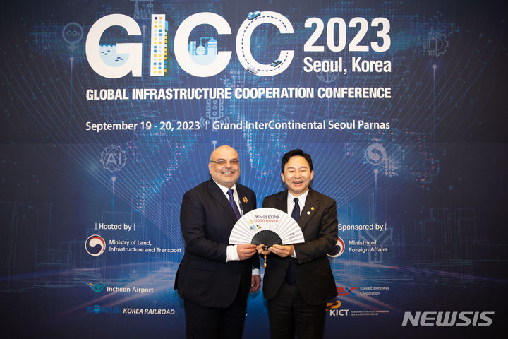 [서울=뉴시스] 샤드 빈 아흐메드 알 무하난디 카타르 공공사업청장(왼쪽)과 원희룡 국토교통부 장관(오른쪽). (사진=국토부 제공)