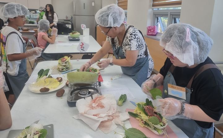 [증평=뉴시스] 요리 프로그램 '장애인과 비장애인이 밥을 짓다'. (사진=증평군장애인복지관 제공) photo@newsis.com *재판매 및 DB 금지