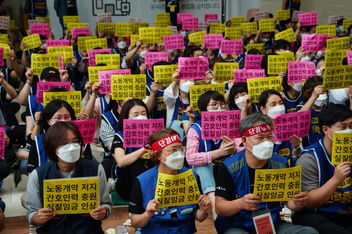 [대구=뉴시스] 21일 칠곡경대병원에서 경북대병원노조가 임단협 투쟁승리 결의대회를 열고 구호를 외치고 있다. (사진 = 경북대병원노조 제공) 2023.09.21. photo@newsis.com  *재판매 및 DB 금지