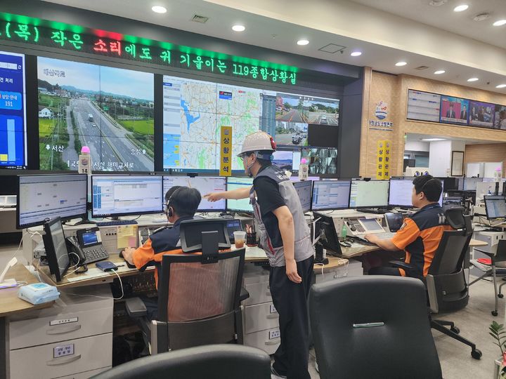 KT 충남충북NW(네트워크)운용본부와 충남도 소방본부는 21일 추석 연휴를 대비한 통신 서비스 긴급 복구 합동 훈련을 실시했다. 2023. 09. 21&nbsp; *재판매 및 DB 금지