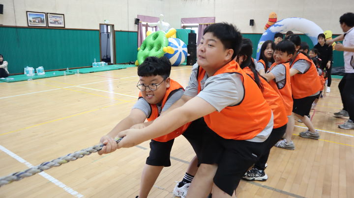 [영동=뉴시스] 안성수 기자 = 21일 축제 한마당-한마음 체육대회가 열린 충북 영동군 추풍령초등학교에서 학생들이 힘을 모아 줄다리기를 하고 있다. (사진=영동교육지원청 제공) 2023.9.21. photo@newsis.com *재판매 및 DB 금지