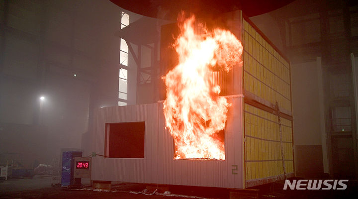 [서울=뉴시스]포스코는 지난 14일 삼척 KCL 실화재센터에서 모듈러 공법의 내화 안전성 검토를 위한 실대형 내화성능 공개 실험을 진행했다. 실험에는 목재를 이용해 표준화재곡선을 모사하였으며, 상부와 측면에 모듈을 배치해 화재 안전성을 계측했다.(사진=포스코 제공) 