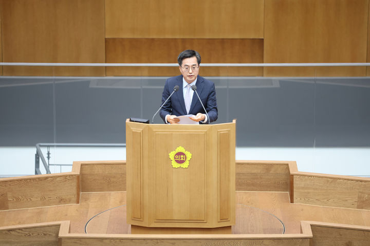 [수원=뉴시스] 21일 오전 경기도의회 본회의장에서 열린 제371회 임시회 제4차 본회의에서 김동연 경기도지사가 인사말을 하고 있다.(사진=경기도 제공) *재판매 및 DB 금지