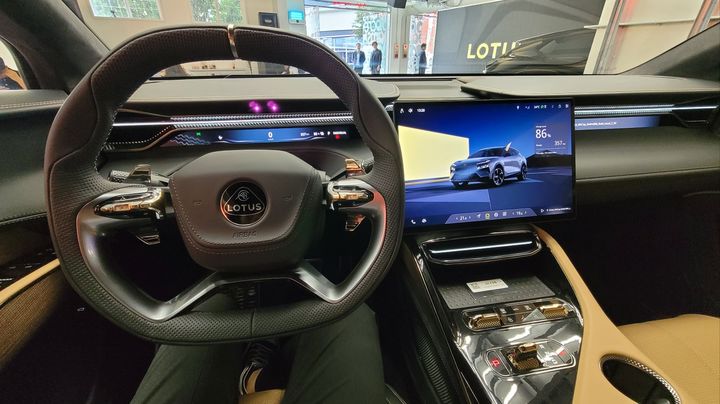 [서울=뉴시스] 영국 스포츠카 브랜드 로터스가 21일 서울 성동구 피치스도원에서 자사 최초의 초고성능 전기 스포츠유틸리티차량(SUV) '엘레트라'를 국내에 처음으로 공개했다. (사진=로터스자동차코리아 제공) 2023.09.21 photo@newsis.com *재판매 및 DB 금지