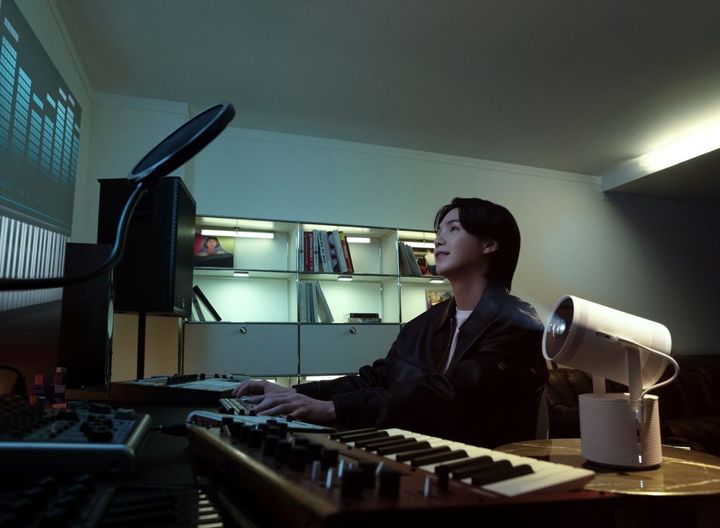 [서울=뉴시스]모니터 대신 더 프리스타일 2세대로 작업하는 BTS 슈가. (사진 = 삼성전자 뉴스룸) 2023.9.21. photo@newsis.com *재판매 및 DB 금지