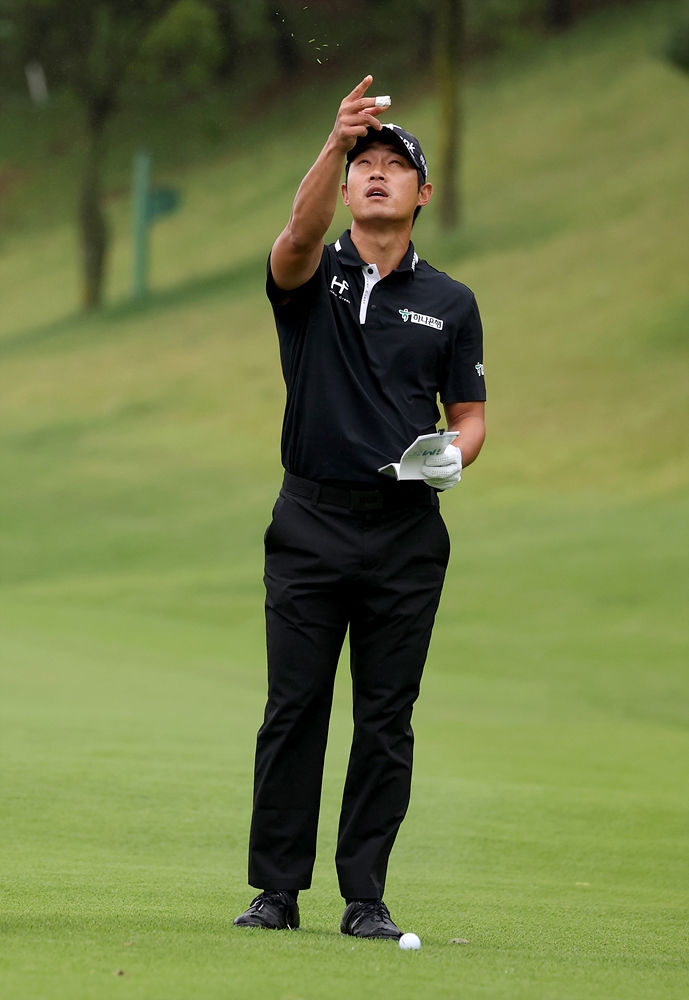 [서울=뉴시스] 3번홀 페어웨이 바람의 방향 살피는 박은신. 2023.09.21. (사진=KPGA 제공) *재판매 및 DB 금지