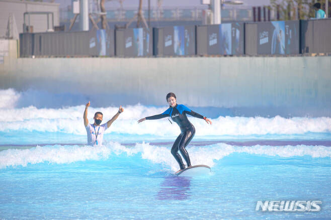 인공서핑장 웨이브파크 모습.