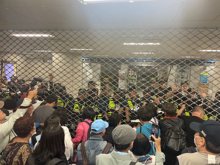 [서울=뉴시스] 임철휘 기자 = 이재명 더불어민주당 대표의 체포동의안이 국회에서 가결된 21일 서울지하철 9호선 국회의사당역 앞에서 경찰과 이 대표 지지자들이 대치 중이다. 2023.09.21 *재판매 및 DB 금지