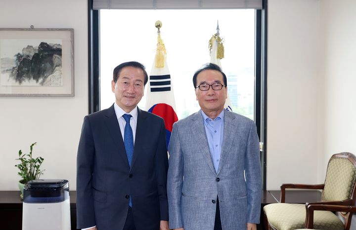 [서울=뉴시스] 류희림 방송통신심의위원장(왼쪽)과 이석형 언론중재위원장이 21일 서울 중구 프레스센터 언론중재위원회에서 만나 언론중재위원회 기능 등 현황에 대해 청취했다. (사진=방송통신심의위원회 제공) 2023.09.21. photo@newsis.com *재판매 및 DB 금지