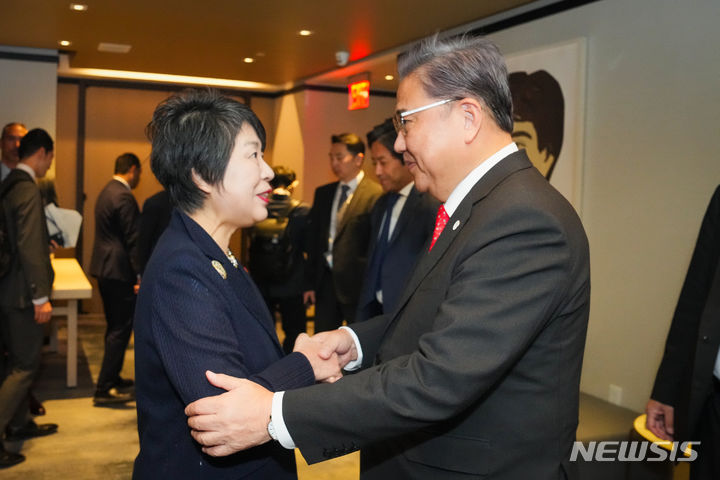 [서울=뉴시스]박진 외교부 장관은 21일(현지시간) 뉴욕에서 열린 유엔 총회 고위급 회기 계기 가미카와 요코 신임 일본 외무대신과 조찬 겸 한일 외교장관회담을 가졌다. (사진=외교부 제공) 2023.09.21. photo@newsis.com