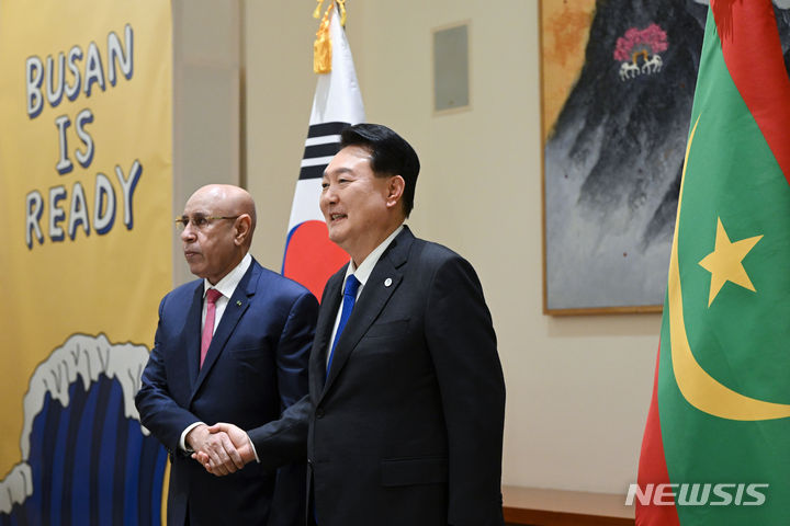 [뉴욕=뉴시스] 홍효식 기자 = 유엔총회 참석차 미국을 방문한 윤석열 대통령이 20일(현지시간) 뉴욕에서 열린 한-모리타니아 정상회담에서 무함마드 울드 가즈와니 대통령과 악수하고 있다. (공동취재) 2023.09.21. yesphoto@newsis.com