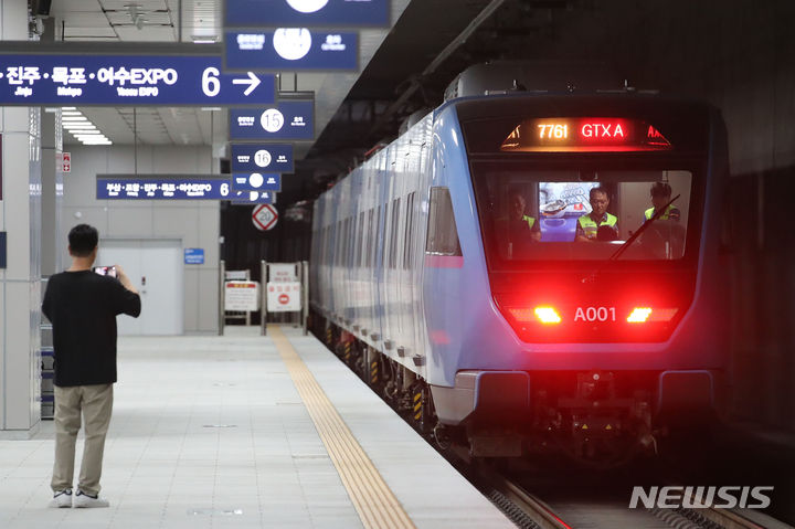 [서울=뉴시스] 권창회 기자 = 21일 오전 서울 강남구 수서역 SRT 승강장에서 GTX-A 철도차량이 동탄 구간까지 시운전 되고 있다. 2023.09.21. kch0523@newsis.com