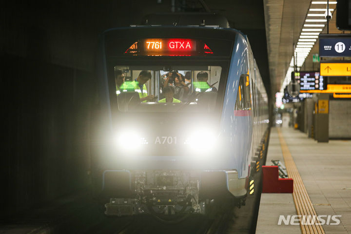 [서울=뉴시스] 권창회 기자 = 21일 오전 서울 강남구 수서역 SRT 승강장에서 GTX-A 철도차량이 동탄 구간까지 시운전 되고 있다. 2023.09.21. kch0523@newsis.com