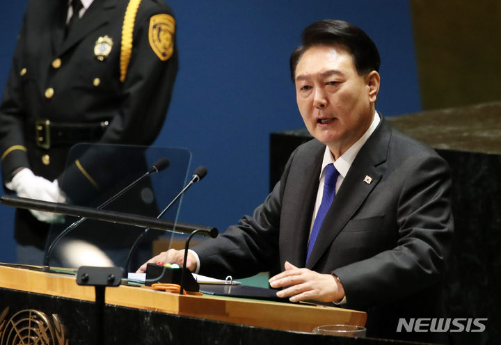 [뉴욕=뉴시스] 전신 기자 = 윤석열 대통령이 20일(현지시간) 뉴욕 유엔 총회장에서 기조연설을 하고 있다. 2023.09.21. photo1006@newsis.com