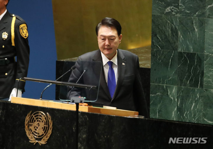 [뉴욕=뉴시스] 전신 기자 = 윤석열 대통령이 20일(현지시간) 뉴욕 유엔 총회장에서 기조연설을 위해 연단으로 향하고 있다. 2023.09.21. photo1006@newsis.com