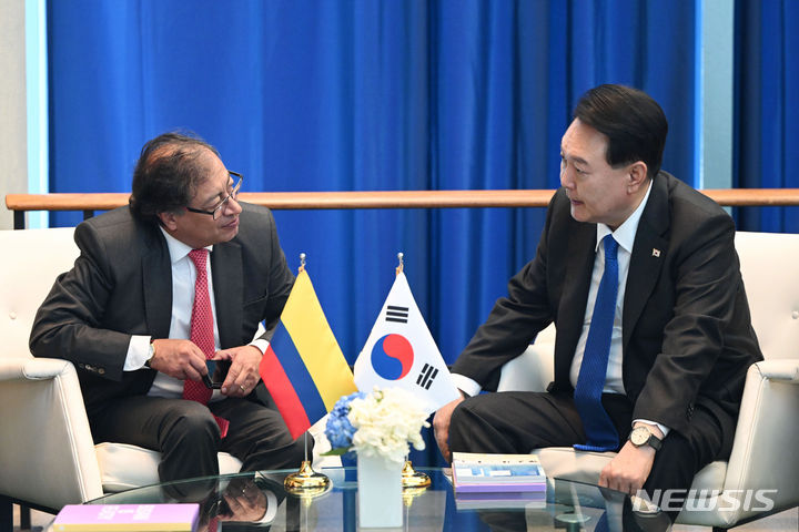 [뉴욕=뉴시스] 홍효식 기자 = 유엔총회 참석차 미국을 방문한 윤석열 대통령이 20일(현지시간) 뉴욕에서 구스타보 프란시스코 페트로 우레고 대통령과 한-콜롬비아 정상회담을 하고 있다. (공동취재) 2023.09.21. yesphoto@newsis.com