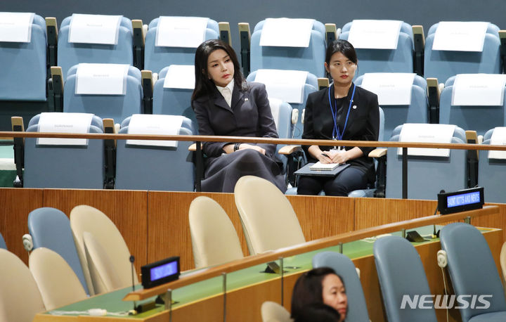 [뉴욕=뉴시스] 전신 기자 = 김건희 여사가 20일(현지시간) 뉴욕 유엔 총회장에서 윤석열 대통령의 기조연설을 듣고 있다. 2023.09.21. photo1006@newsis.com