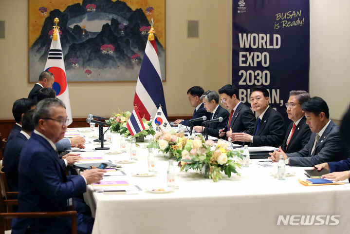 [뉴욕=뉴시스] 홍효식 기자 = 유엔총회 참석차 미국을 방문한 윤석열 대통령이 20일(현지시간) 뉴욕에서 세타 타위신 총리와 한-태국 정상회담을 하고 있다. 2023.09.21. yesphoto@newsis.com