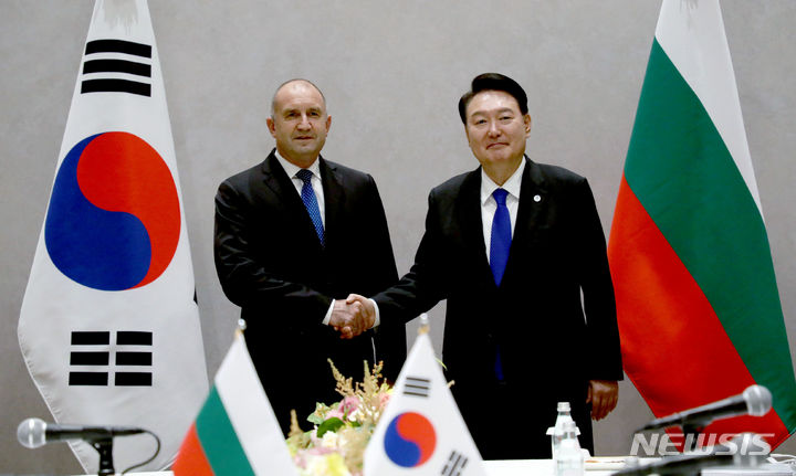 [뉴욕=뉴시스] 홍효식 기자 = 유엔총회 참석차 미국을 방문한 윤석열 대통령이 20일(현지시간) 뉴욕에서 열린 한-불가리아 정상회담에서 루멘 라데프 대통령과 악수하고 있다. 2023.09.21. yesphoto@newsis.com