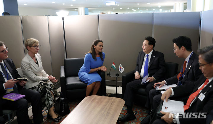 [뉴욕=뉴시스] 전신 기자 = 유엔총회 참석차 미국을 방문한 윤석열 대통령이 20일(현지시간) 뉴욕에서 커털린 노박 대통령과 한-헝가리 정상회담을 하고 있다. (공동취재) 2023.09.21. photo1006@newsis.com