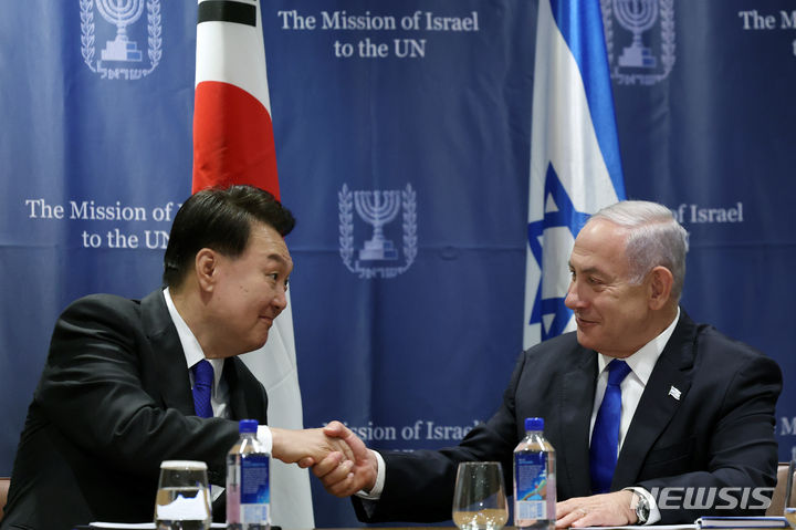 [뉴욕=뉴시스] 전신 기자 = 윤석열 대통령이 20일(현지시간) 뉴욕에서 열린 한-이스라엘 정상회담에서 베냐민 네타냐후 이스라엘 총리와 악수하고 있다. (공동취재) 2023.09.21. photo1006@newsis.com