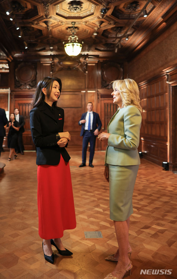 [뉴욕=뉴시스] 전신 기자 = 윤석열 대통령 부인 김건희 여사가 20일(현지시간) 뉴욕 쿠퍼 휴잇 스미스소니언 디자인 박물관에서 열린 미국 영부인 주최 리셉션에서 조 바이든 미국 대통령 부인 질 바이든 여사와 대화하고 있다. (공동취재) 2023.09.21. photo1006@newsis.com
