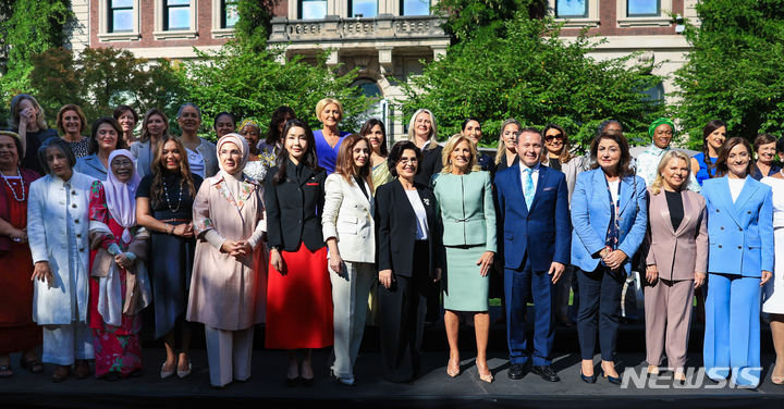 [뉴욕=뉴시스] 전신 기자 = 윤석열 대통령 부인 김건희 여사가 20일(현지시간) 뉴욕 쿠퍼 휴잇 스미스소니언 디자인 박물관에서 열린 미국 영부인 주최 리셉션에서 조 바이든 미국 대통령 부인 질 바이든 여사 등 참석자들과 기념촬영하고 있다. (공동취재) 2023.09.21. photo1006@newsis.com