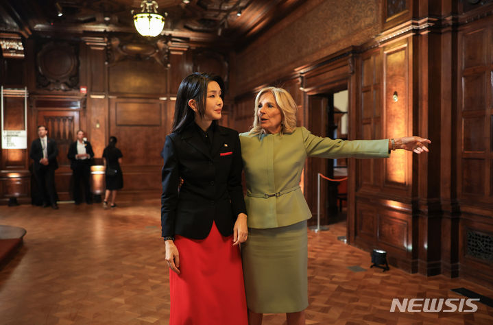 [뉴욕=뉴시스] 전신 기자 = 윤석열 대통령 부인 김건희 여사가 20일(현지시간) 뉴욕 쿠퍼 휴잇 스미스소니언 디자인 박물관에서 열린 미국 영부인 주최 리셉션에서 조 바이든 미국 대통령 부인 질 바이든 여사와 대화하고 있다. (공동취재) 2023.09.21. photo1006@newsis.com