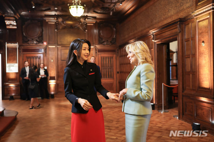 [뉴욕=뉴시스] 전신 기자 = 윤석열 대통령 부인 김건희 여사가 20일(현지시간) 뉴욕 쿠퍼 휴잇 스미스소니언 디자인 박물관에서 열린 미국 영부인 주최 리셉션에서 조 바이든 미국 대통령 부인 질 바이든 여사와 대화하고 있다. (공동취재) 2023.09.21. photo1006@newsis.com