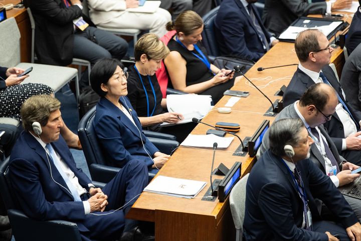 [서울=뉴시스] 한화진 환경부 장관이 20일(현지시간) 미국 뉴욕 UN본부에서 열린 기후목표정상회의 개회세션에 참석해 각국 정부 및 리더들의 선도적 목표에 대한 발표를 듣고 있다. (사진=환경부 제공) 2023.09.21. photo@newsis.com *재판매 및 DB 금지
