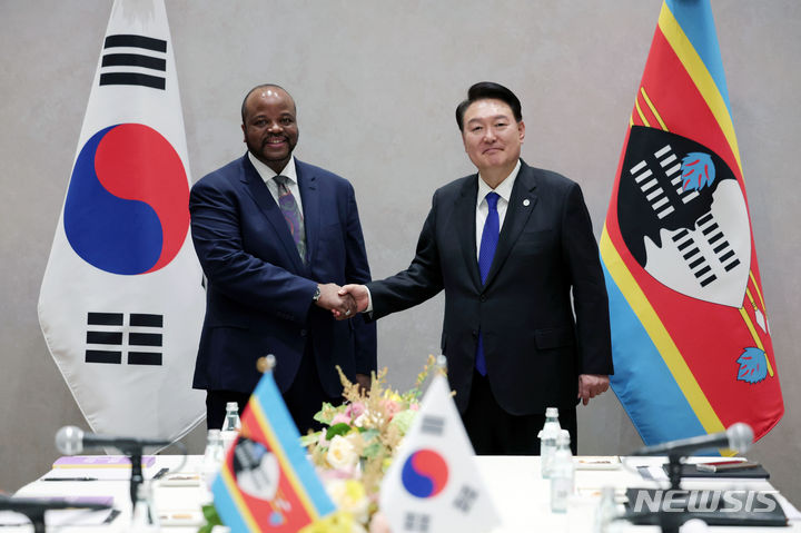 [뉴욕=뉴시스] 홍효식 기자 = 유엔총회 참석차 미국을 방문한 윤석열 대통령이 20일(현지시간) 뉴욕에서 열린 한-에스와티니 정상회담에서 음스와티 3세 국왕과 악수하고 있다. (공동취재) 2023.09.21. yesphoto@newsis.com