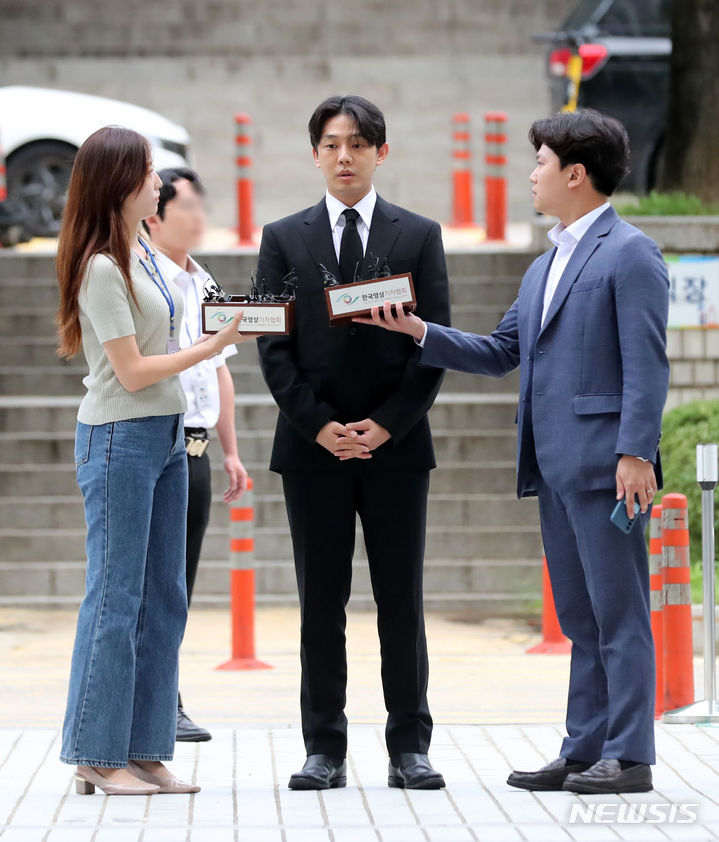 [서울=뉴시스] 김선웅 기자 = 배우 유아인(본명 엄홍식)이 21일 서울 서초구 서울중앙지법에서 열린 마약류 관리에 관한 법률 위반 등 혐의 구속 전 피의자 심문(영장실질심사)에 출석하고 있다. 2023.09.21. mangusta@newsis.com