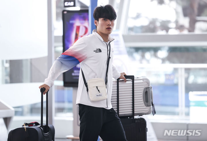 [인천공항=뉴시스] 정병혁 기자 = 2022 항저우 아시안게임 수영 경영에 출전하는 황선우가 21일 인천국제공항 1터미널 출국장에서 출국수속을 위해 이동하고 있다. 2023.09.21. jhope@newsis.com