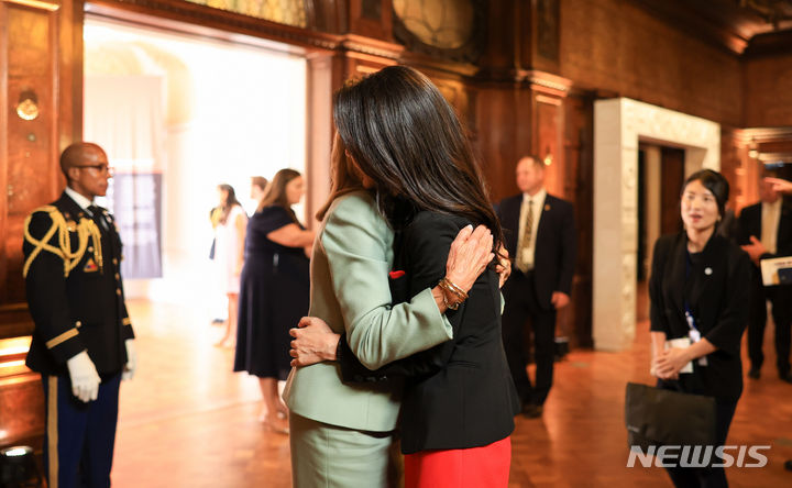 [뉴욕=뉴시스] 전신 기자 = 윤석열 대통령 부인 김건희 여사가 20일(현지시간) 뉴욕 쿠퍼 휴잇 스미스소니언 디자인 박물관에서 열린 미국 영부인 주최 리셉션에서 조 바이든 미국 대통령 부인 질 바이든 여사와 포옹하고 있다. (공동취재) 2023.09.21. photo1006@newsis.com
