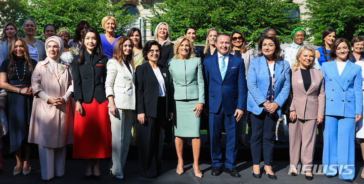 [뉴욕=뉴시스] 전신 기자 = 윤석열 대통령 부인 김건희 여사가 20일(현지시간) 뉴욕 쿠퍼 휴잇 스미스소니언 디자인 박물관에서 열린 미국 영부인 주최 리셉션에서 조 바이든 미국 대통령 부인 질 바이든 여사 등 참석자들과 기념촬영하고 있다. (공동취재) 2023.09.21. photo1006@newsis.com