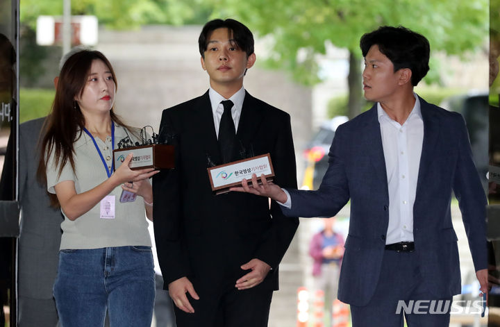 [서울=뉴시스] 김선웅 기자 = 배우 유아인(본명 엄홍식)이 21일 서울 서초구 서울중앙지법에서 열린 마약류 관리에 관한 법률 위반 등 혐의 구속 전 피의자 심문(영장실질심사)에 출석하고 있다. 2023.09.21. mangusta@newsis.com