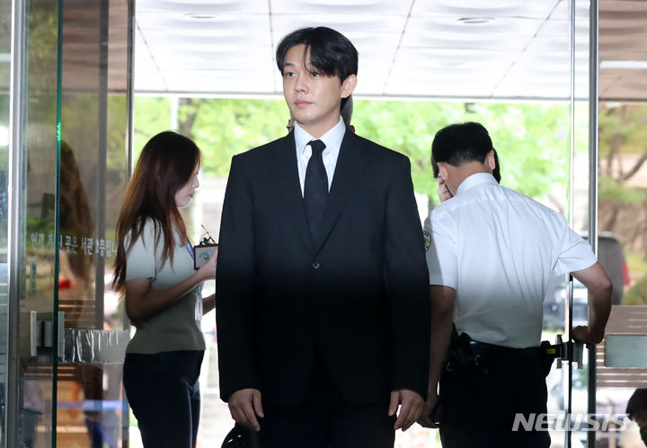 [서울=뉴시스] 김선웅 기자 = 배우 유아인(본명 엄홍식)이 21일 서울 서초구 서울중앙지법에서 열린 마약류 관리에 관한 법률 위반 등 혐의 구속 전 피의자 심문(영장실질심사)에 출석하고 있다. 2023.09.21. mangusta@newsis.com