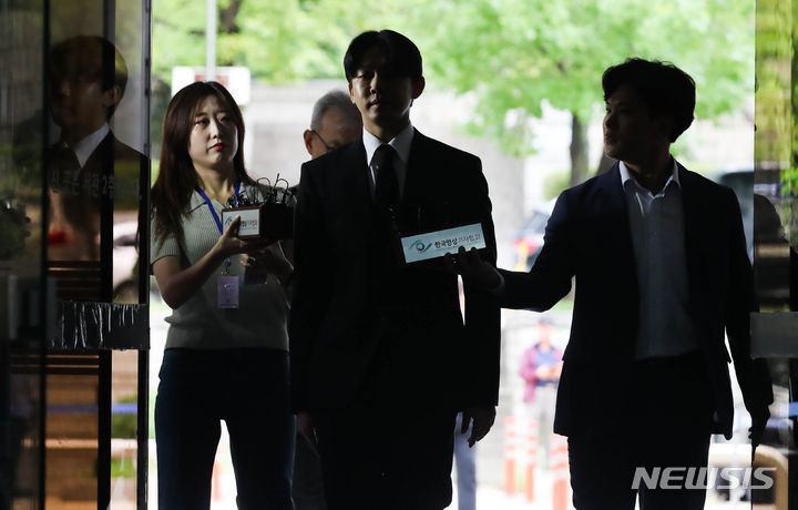 [서울=뉴시스] 김선웅 기자 = 배우 유아인(본명 엄홍식)이 21일 서울 서초구 서울중앙지법에서 열린 마약류 관리에 관한 법률 위반 등 혐의 구속 전 피의자 심문(영장실질심사)에 출석하고 있다. 2023.09.21. mangusta@newsis.com