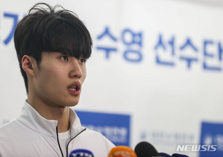 [인천공항=뉴시스] 정병혁 기자 = 2022 항저우 아시안게임 수영 경영에 출전하는 황선우가 21일 인천국제공항 1터미널에서 출국에 앞서 취재진의 질문에 답하고 있다. 2023.09.21. jhope@newsis.com