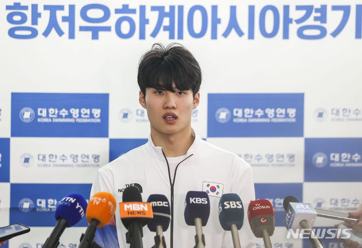 [인천공항=뉴시스] 정병혁 기자 = 2022 항저우 아시안게임 수영 경영에 출전하는 황선우가 21일 인천국제공항 1터미널에서 출국에 앞서 취재진의 질문에 답하고 있다. 2023.09.21. jhope@newsis.com