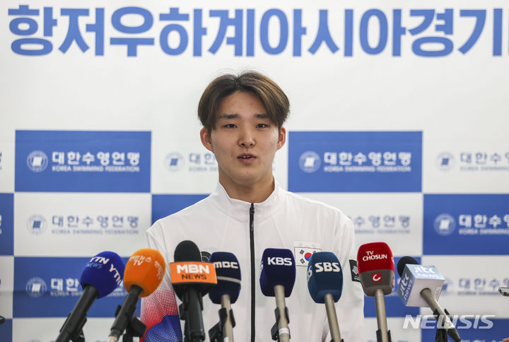 [인천공항=뉴시스] 정병혁 기자 = 2022 항저우 아시안게임 수영 경영에 출전하는 김우민이 21일 인천국제공항 1터미널에서 출국에 앞서 취재진의 질문에 답하고 있다. 2023.09.21. jhope@newsis.com