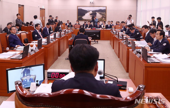 [서울=뉴시스] 추상철 기자 = 지난달 21일 오전 서울 여의도 국회에서 농림축산식품해양수산위원회 전체회의가 열리고 있다. 2023.09.21. scchoo@newsis.com